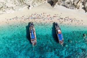 Μαγεία: Η άγνωστη παραλία της Αργολίδας με το περίεργο σχήμα και τα νερά που θυμίζουν Καραϊβική [βίντεο]