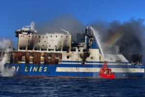 Euroferry Olympia: Βίντεο-ντοκουμέντο από τον απεγκλωβισμό των δύο οδηγών - Ανδρας της ΕΜΑΚ κατεβαίνει από το Super Puma