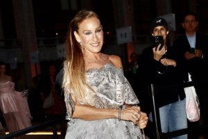 Η νέα στιλιστική εμμονή της Σάρα Τζέσικα Πάρκερ: Ο τρόπος που άλλαξε το φόρεμά της βάζοντας τη δική της πινελιά - εικόνα 4