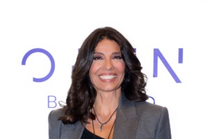 Πόπη Τσαπανίδου: Ξετρελαμένη γιαγιά με μοδάτο outfit στο Άμστερνταμ - Η βόλτα με τον εγγονό της - εικόνα 3