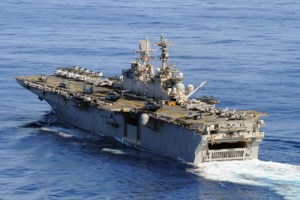 Εντυπωσιακή άσκηση: Πλοία του Πολεμικού Ναυτικού δένουν και "κρύβονται" σε βραχονησίδα [εικόνες - βίντεο]