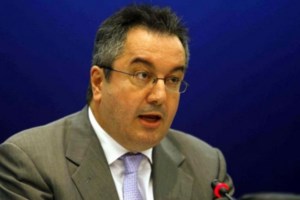 Ο Μόσιαλος τιμά τον πρώτο γιατρό που πέθανε από κορονοϊό πριν ένα χρόνο