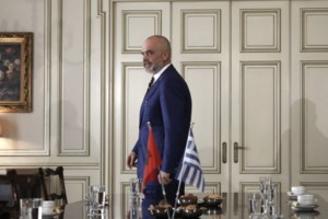 Αλβανία: Γρονθοκόπησε στο πρόσωπο τον πρώην πρόεδρο και πρωθυπουργό Σαλί Μπερίσα [βίντεο] - εικόνα 2