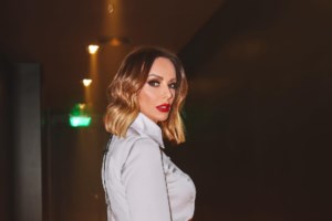 Μαριτίνα Ντενίση: Στη Θεσσαλονίκη με sequined jumpsuit - Ποζάρει με τη μαμά και τη θεία της - εικόνα 7