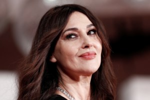 Πανέμορφη με total black και ελάχιστο μακιγιάζ: Η εντυπωσιακή εμφάνιση της Μόνικα Μπελούτσι στη Θεσσαλονίκη - εικόνα 15