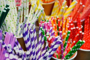 Πόσο επικίνδυνα είναι τα χάρτινα και μπαμπού καλαμάκια: Τι είναι τα "παντοτινά" χημικά που περιέχουν