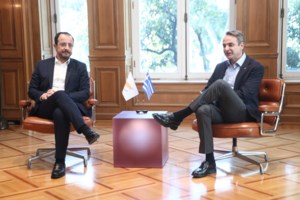 Συνάντηση Χριστοδουλίδη με τον νέο τουρκοκύπριο ηγέτη Τουφάν Έρχιουρμαν - Πήγε "πολύ καλά"