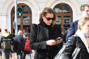 Πανάκριβη η Μαρία Ολυμπία: Γλέντησε σε κοσμικό πάρτι με Prada slip dress, θεϊκά βελούδινα booties YSL και μια κακόγουστη φίλη - εικόνα 9