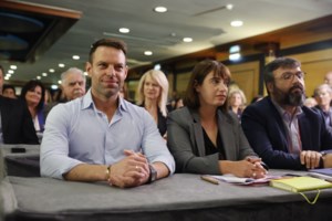 Ένταση έξω από τα γραφεία του ΣΥΡΙΖΑ: Αποδοκιμασίες σε Γεροβασίλη-Θεοχαρόπουλο - "Μάθατε στις καρεκλίτσες, ντροπή σας, νούμερα" [βίντεο] - εικόνα 4