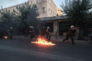 Σκληρή απάντηση Χρυσοχοΐδη στην καταγγελία Βούτση για τον ασφαλίτη στο προαύλιο της Βουλής: Μιλάει σαν εκπρόσωπος των μπάχαλων [εικόνα] - εικόνα 3