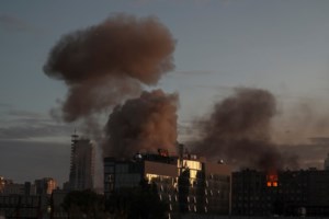 Κίεβο: Η στιγμή που Ελληνίδα δημοσιογράφος τρέχει να καλυφθεί για να γλιτώσει από drone καμικάζι [βίντεο]