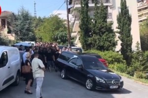 Βέροια: Βουβός πόνος στην κηδεία του Γιάννη - Στην αγκαλιά των μαυροφορεμένων φίλων του στην τελευταία του κατοικία - εικόνα 3