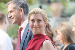 Κομψές στο Προεδρικό: Ο συνωστισμός των total white, τα πλισέ και τα αρχαιοελληνικά looks - εικόνα 18