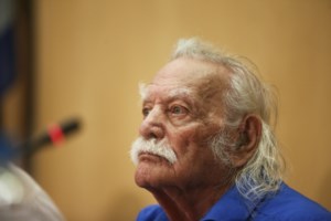 Μεσίστια κυματίζει η Ελληνική σημαία στην Ακρόπολη- Τιμή στον Μανώλη Γλέζο - εικόνα 2