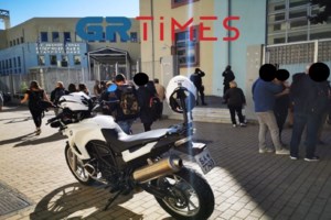 Θεσσαλονίκη: Νεαροί μπούκαραν σε ΕΠΑΛ και τα έκαναν γυαλιά – καρφιά - Δέκα συλλήψεις