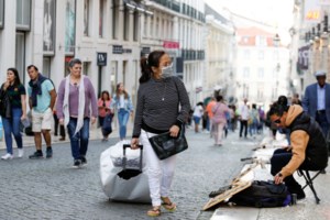 Συμβαίνει στην Ελβετία: Ουρές 1.000 ατόμων για δωρεάν τρόφιμα στην πλούσια Γενεύη - εικόνα 3