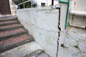 Ρηγματώσεις στις Βούτες Ηρακλείου: Συνεργεία αντλούν νερό από τα πηγάδια