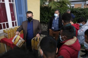 Μήνυμα Μητσοτάκη για το 2022: "Αλλιώς ελπίζαμε να περάσουμε την Πρωτοχρονιά, έχουμε τις δυνάμεις να αφήσουμε πίσω την τρικυμία" - εικόνα 2