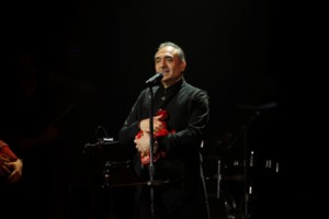 Πένθος για τον Νότη Σφακιανάκη:  Εχασε τον παιδικό του φίλο και κουμπάρο