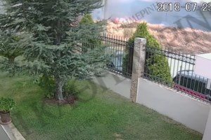 Τραγωδία στο Λουτράκι: Γυναίκα κρεμάστηκε με κορδόνι στο πόμολο της πόρτας - Είχε προηγηθεί καυγάς με τον σύζυγό της