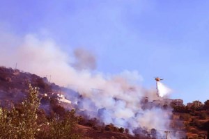 Πειραιάς: Φωτιά σε διαμέρισμα - Απεγκλωβίστηκαν μητέρα και παιδί, τραυματίστηκαν δύο πυροσβέστες