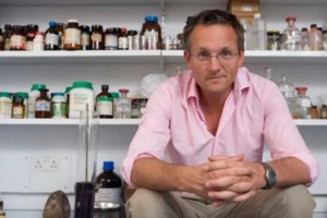 Μάικλ Μόσλεϊ: "Είμαι συγκλονισμένη από την τεράστια στήριξη του κόσμου", λέει η σύζυγός του παρουσιαστή που πέθανε στη Σύμη - εικόνα 2