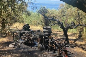 Τρακτέρ "έλιωσε" αυτοκίνητο στην Κάρυστο - Τραυματίστηκε σοβαρά 47χρονος πατέρας και ο 14χρονος γιος του [Εικόνες} - εικόνα 2