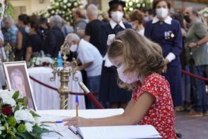 Μαργαρίτα Θεοδωράκη: Συντετριμμένη και υποβασταζόμενη έφθασε η κόρη του Μίκη στην εκκλησία στον Γαλατά