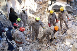 Τουρκία: Συνταρακτικό βίντεο με Έλληνες διασώστες - Με κίνδυνο της ζωής τους σώζουν κοριτσάκι μέσα από τα χαλάσματα - εικόνα 5