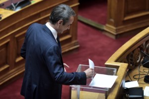 Ο Παπαγγελόπουλος καταγγέλλει "νοθεία" και εξαναγκασμό βουλευτών να ψηφίσουν φανερά