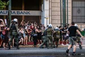 Τα βίντεο που προκάλεσαν την οργή του Θεοδωρικάκου - Αστυνομικός ρίχνει μπουνιά σε διαδηλωτή που έχει συλληφθεί - εικόνα 3