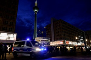 "Έπαθα σοκ, με επανέφεραν με μαλάξεις": 21χρονη χτυπήθηκε από βεγγαλικά κι έχασε τις αισθήσεις της [βίντεο]