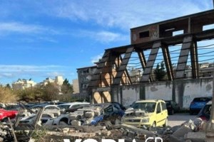 Θεσσαλονίκη: Φωτεινός πίνακας στο Καυτατζόγλειο στάδιο φέρνει σβούρες από τον σφοδρό αέρα [βίντεο]