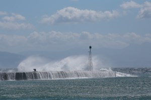 Καιρός: Μικρή πτώση της θερμοκρασίας και άνεμοι έως και 7 μποφόρ - Πού θα βρέξει