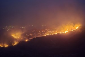 Ολονύχτια μάχη με τις φλόγες σε Χίο και Κω - Εκκενώθηκαν ξενοδοχεία, τραυματίες πυροσβέστες και συλλήψεις [βίντεο] - εικόνα 11