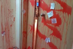 Θεσσαλονίκη: Επίθεση με μπογιές και τρικάκια στο γραφείο της Έλενας Ράπτη- "Η Δημοκρατία μας δεν τρομοκρατείται" λέει η ΝΔ - εικόνα 4