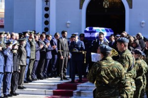 Δάκρυσαν όλοι στον επικήδειο των γονιών του υποσμηναγού - "Ησουν ο γιος που θα ήθελε κάθε μάνα στην αγκαλιά της" [βίντεο] - εικόνα 2