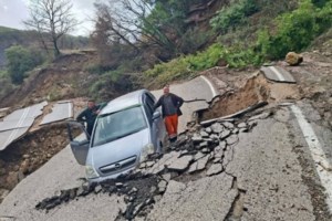 Συναγερμός στη Θεσσαλονίκη: Ολόκληρη πλαγιά έτοιμη να πέσει πάνω σε πολυκατοικία στις Συκιές [βίντεο]