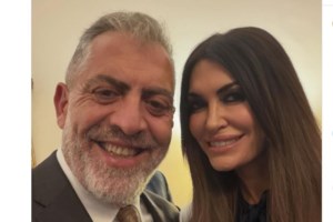 Η Κίμπερλι Γκίλφοϊλ στην Ύδρα με την πολυτελή θαλαμηγό "Περσεφόνη" [βίντεο] - εικόνα 2