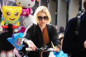 Σία Κοσιώνη - Κώστας Μπακογιάννης: Διασκεδάζουν με τον γιο τους στο Γκάζι - Με αποκριάτικη μάσκα η παρουσιάστρια [εικόνες] - εικόνα 2