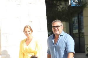 Μαμά και κόρη με το ίδιο κοκτέιλ φόρεμα: Η Αλεξάνδρα Μαροσούλη μικρογραφία της Ελεονώρας Μελέτη [Εικόνες] - εικόνα 19