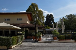 Η Prada ολοκλήρωσε την εξαγορά της Versace έναντι 1,3 δισ. ευρώ μετά από σκληρές διαπραγματεύσεις