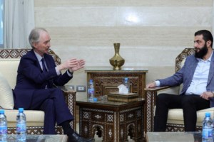 Με δύο όψεις ο Αλ Τζολάνι: Απαίτησε από γυναίκα να κρύψει τα μαλλιά της για να φωτογραφηθεί μαζί του [βίντεο] - εικόνα 3