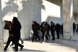 Κύκλωμα εκβιαστών: Ποιος είναι ο "βασιλιάς" των φυλακών "Μόντι" - Παρακολουθούσε live άγριους ξυλοδαρμούς από το κελί του [βίντεο]