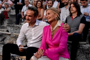 Οι διακοπές του Κυριάκου Μητσοτάκη: Οι πρώτες βουτιές με τη Μαρέβα και τον γιο τους στο Μαράθι Χανίων [εικόνα-βίντεο] - εικόνα 5