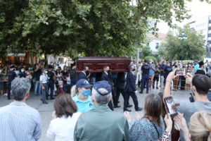 Μ' ένα γαρύφαλλο για τον Μίκη