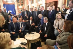 ΕπίθεσηΤσίπρα στον Μητσοτάκη που είπε ότι δεν θα διαβάσει το βιβλίο του, με αναφορές σε Φραπέ, υποκλοπές και Τέμπη