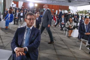 Ερευνα στην ΕΕ για τα κρυφά SMS της φον ντερ Λάιεν με τον CEO της Pfizer Άλμπερτ Μπουρλά