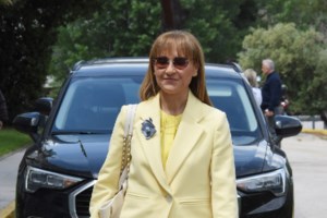 Μάρα Ζαχαρέα: Ποζάρει με γαλάζιο μπικίνι και εντυπωσιάζει με τις άψογες αναλογίες της - εικόνα 6