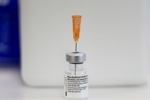 Συμφωνία - μαμούθ Κομισιόν με Pfizer για 1,8 δισ. δόσεις- Ερχεται η τρίτη δόση του εμβολίου - εικόνα 3